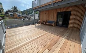 Luxusní Apartmán GRAND v centru Harrachova se soukromou Mega terasou, s privátním parkováním zdarma, s možností dobíjení wallbox EV a výhledem na Harrachovský kostelíček